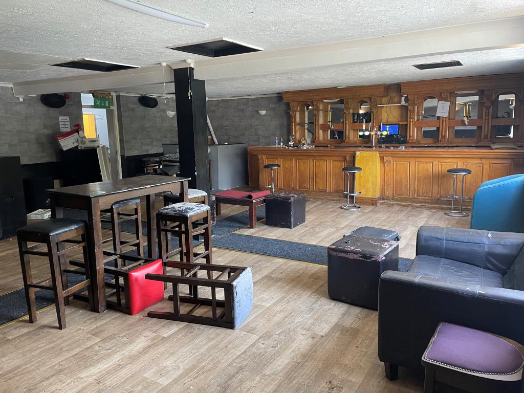 Lot: 90 - SUBSTANTIAL PROPERTY WITH POTENTIAL IN TOWN CENTRE LOCATION -